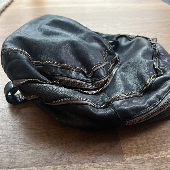 Black vintage leather backpack 
Not sure what the brand is?? - Picture 3 of 7